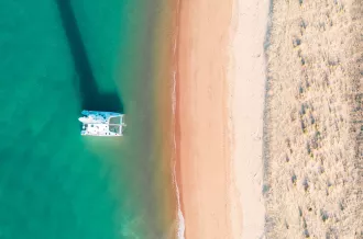 Katamaran voor Anker in de buurt van Boyardville