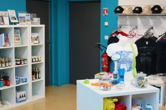 La tienda de la fábrica de conservas de la isla de Oléron y la aldea de Marennes