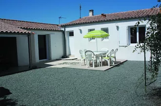 Cour avec salon de jardin