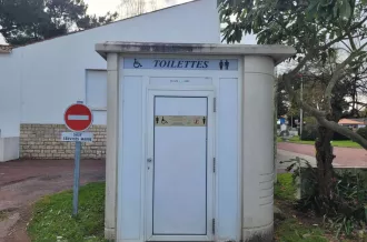 Toilettes publiques centre ville_Le Grand-Village-Plage