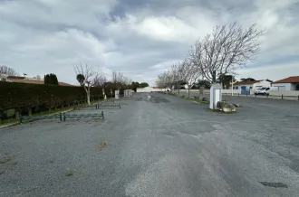 Parking en face du marché_La Brée-les-Bains