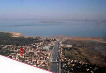 Vue aérienne de la situation de la maison dans le village