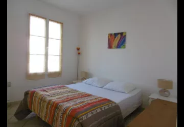 Chambre n°1 avec lit deux personnes et penderie/placard (1/2)