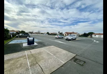 Parking derrière le marché_La Brée-les-Bains