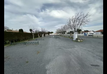 Parking en face du marché_La Brée-les-Bains