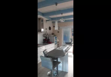 Maison roses trèmières