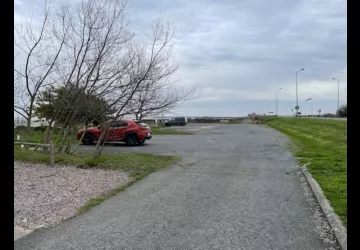 Parking au pied du pont d'Oléron_Le Château-d'Oléron
